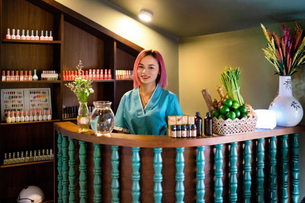 Son Hoi An Boutique Hotel & Spa Buitenkant foto Receptionist at a spa in Thailand