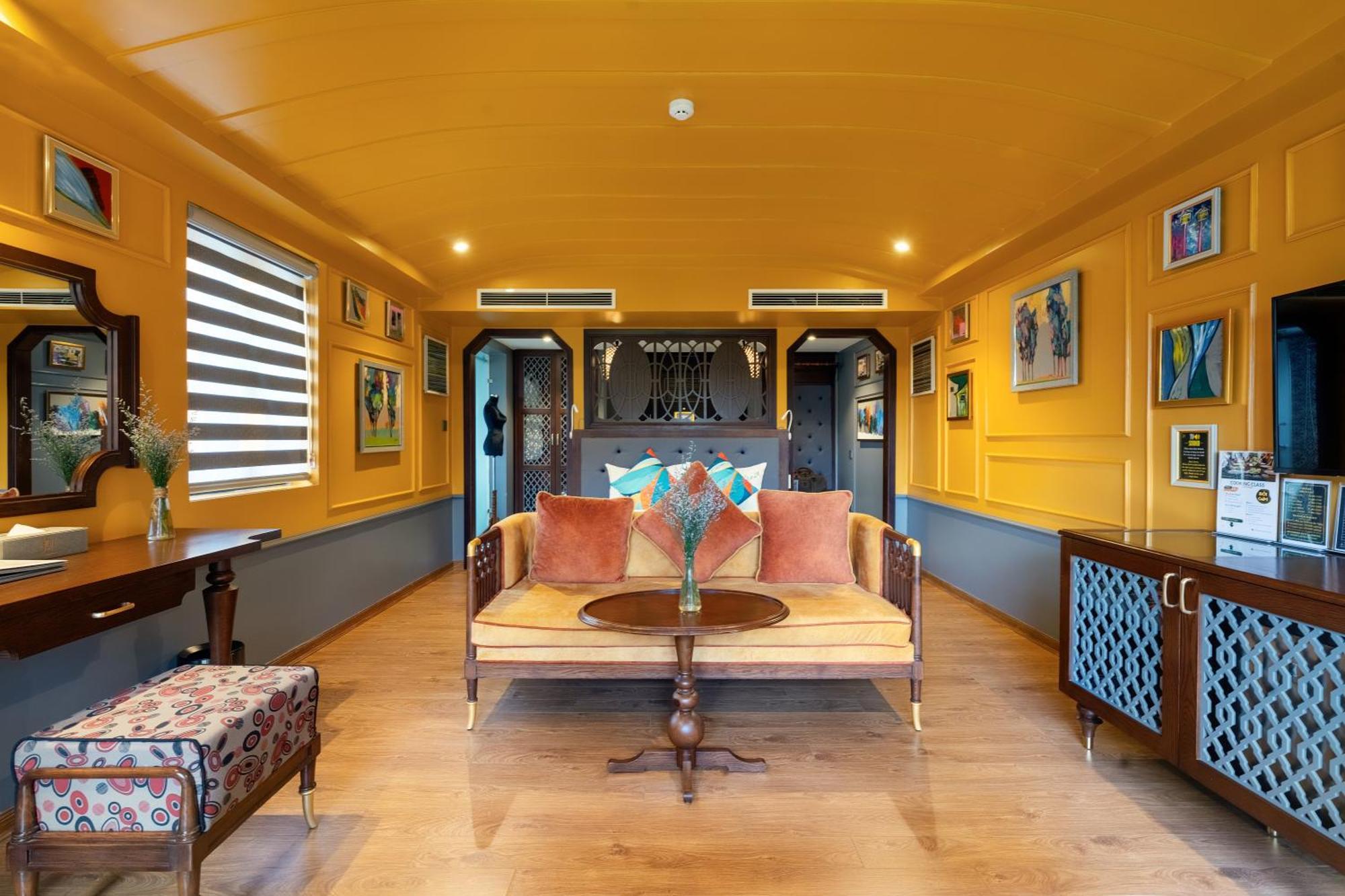 Son Hoi An Boutique Hotel & Spa Buitenkant foto The interior of a houseboat