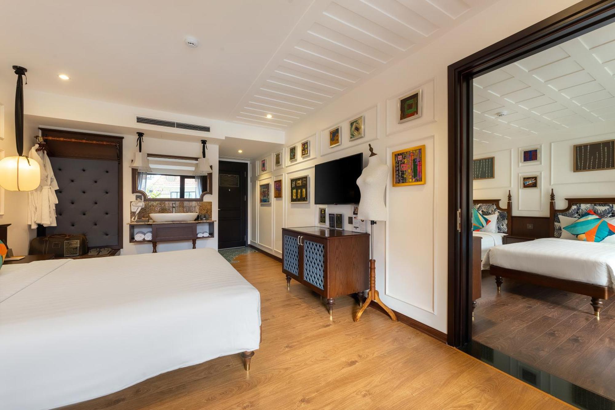 Son Hoi An Boutique Hotel & Spa Buitenkant foto A room at the hotel