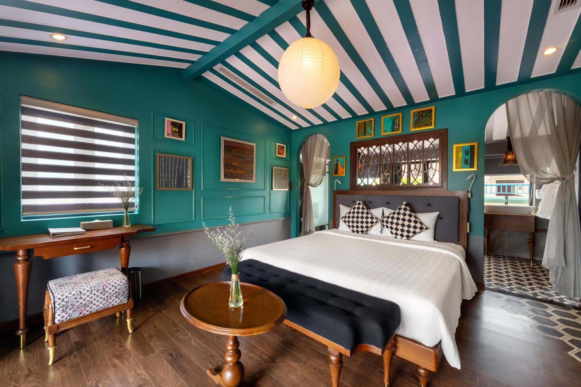 Son Hoi An Boutique Hotel & Spa Buitenkant foto A bedroom at the hotel